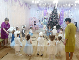 Новогодние утренике у малышей Новогодние утренике у малышей.